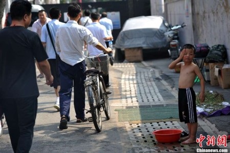 Cận cảnh những khu nhà “ổ chuột” giữa lòng Bắc Kinh - 11 Hầu như mọi ngôi nhà đều rất bừa bộn, ẩm thấp.