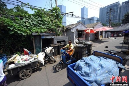 Cận cảnh những khu nhà “ổ chuột” giữa lòng Bắc Kinh - 14 Hàng ngày người dân phải đi lại trong những ngõ rất chật chội