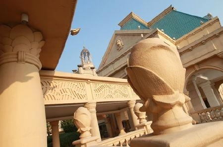 Khu biệt thự lớn nhất Trung Quốc "hóa" thành phố ma - 8 Sân tennis đầy cỏ dại
