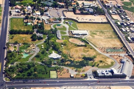 Choáng với siêu biệt thự 1400 tỷ đồng có vườn thú và sân bay riêng - 2 Toàn cảnh khu biệt thự nhìn từ trên cao