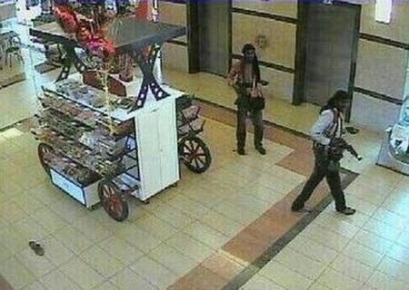 Tìm thấy thi thể "nữ khủng bố" da trắng tại Kenya - 2 Bức ảnh được cho là ghi lại thời điểm những kẻ tấn công ập vào Westgate Mall