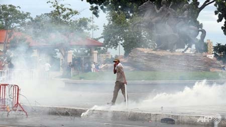 Cảnh sát Campuchia dùng hơi cay giải tán đám đông biểu tình - 1 Cảnh sát Campuchia dùng hơi cay giải tán đám đông