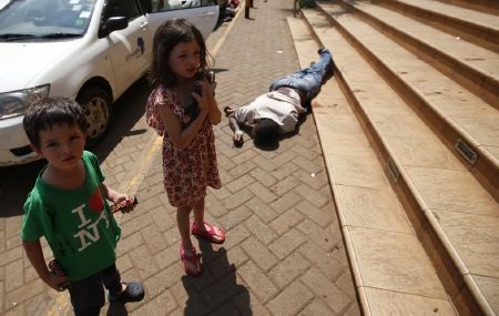 Tấn công khủng bố Kenya: Con tin đang bị giữ ở “nhiều địa điểm” - 1 Hai em bé đứng bên ngoài trung tâm thương mại bên cạnh xác một nạn nh