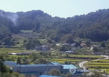 Chiến đấu cơ Hàn Quốc lao vào núi nổ tung - 1 Hiện trường nơi chiếc chiến đấu F-5 của Hàn Quốc bị rơi