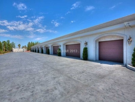 Choáng với siêu biệt thự 1400 tỷ đồng có vườn thú và sân bay riêng - 12 Khu gara rộng lớn đủ chỗ cho hàng chục xe