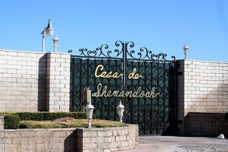 Choáng với siêu biệt thự 1400 tỷ đồng có vườn thú và sân bay riêng - 1 Cổng chính của tòa biệt thự