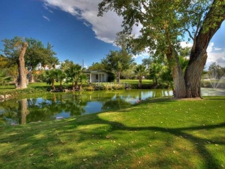 Choáng với siêu biệt thự 1400 tỷ đồng có vườn thú và sân bay riêng - 7 Biệt thự có rất nhiều hồ nước và mảng xanh