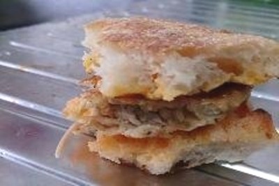 Tá hỏa với món bánh McDonald's kẹp…thạch sùng - 1 Con thạch sùng bị phát hiện nằm giữa chiếc bánh