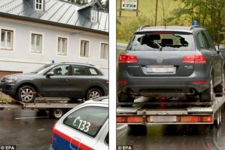 Xe của cảnh sát chi chít vết đạn sau khi bị Huber nổ súng