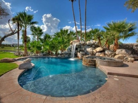 Choáng với siêu biệt thự 1400 tỷ đồng có vườn thú và sân bay riêng - 4 Một bể bơi có thác nước nhân tạo ở sân sau