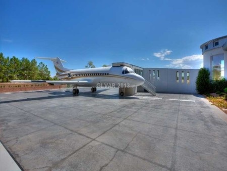 Choáng với siêu biệt thự 1400 tỷ đồng có vườn thú và sân bay riêng - 16 Máy bay riêng của chủ nhân đậu ngay trong sân