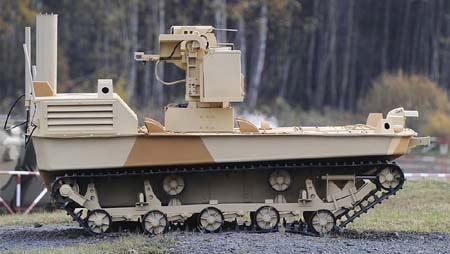 Robot chiến đấu được trang bị súng máy Kord.