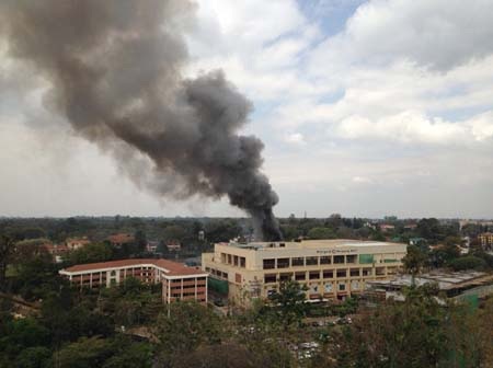 Kenya đột kích tấn công khủng bố, nổ lớn tại trung tâm thương mại - 1 Khói đen bốc lên hơn một giờ đồng hồ từ trung tâm thương mại