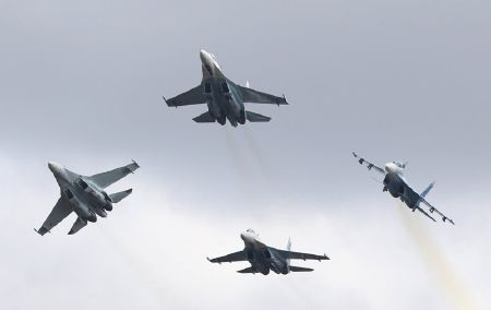 Dàn vũ khí "khủng" tại triển lãm vũ khí Nga 2013 - 13 Chiến đấu cơ Su-27 biểu diễn trong lễ khai mạc
