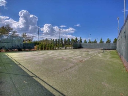 Choáng với siêu biệt thự 1400 tỷ đồng có vườn thú và sân bay riêng - 8 Sân tennis