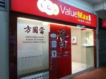 Kinh tế khó khăn, tiệm cầm đồ trúng đậm - 2 Không ít tiệm cầm đồ giờ được trang hoàng trông rất hiện đại