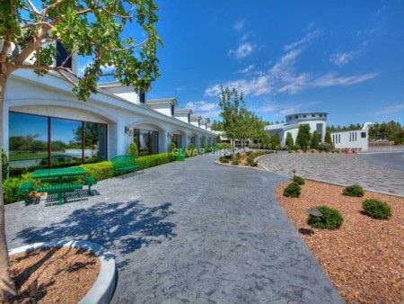 Choáng với siêu biệt thự 1400 tỷ đồng có vườn thú và sân bay riêng - 5 Khu nhà chuyên để đãi tiệc