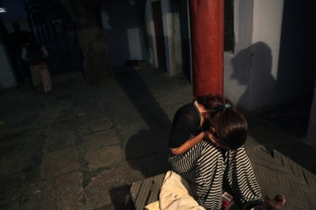 "Sốc" với hủ tục con gái sinh ra phải đi bán dâm tại Ấn Độ - 1 Một gái bán dâm trẻ tuổi che mặt tại phố đèn đỏ tại Rajasthan, Ấn Độ