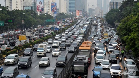 Chiêu đối phó với tắc đường kinh niên tại thủ đô Indonesia - 1 Một cảnh tượng thường thấy trên đường phố Jakarta