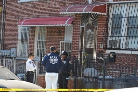 Lộ diện sát thủ tàn nhẫn trong vụ thảm sát tại New York - 2 Cảnh sát canh gác trước ngôi nhà nơi vụ thảm sát diễn ra