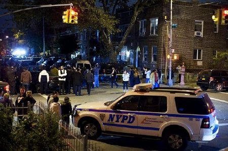 New York rúng động khi 4 trẻ em và một phụ nữ bị đâm chết - 1 Cảnh sát phong tỏa hiện trường trong đêm 26/10