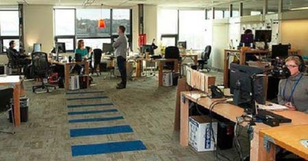Bí mật xây dựng đế chế bán hàng trực tuyến Amazon (P2) - 2 Các nhân viên Amazon ngồi làm việc trên những chiếc bàn rẻ tiền