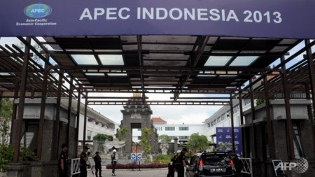 Phóng viên Hồng Kông bị đuổi khỏi APEC vì to tiếng với Tổng thống Philippines - 1 Các nhân viên an ninh tại lối vào trung tâm báo chí APEC