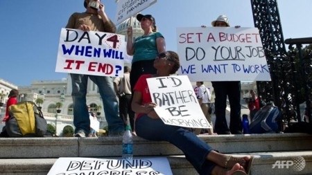Nhân viên chính phủ Mỹ được truy lĩnh lương trong thời gian nghỉ việc - 1 Nhân viên chính phủ liên bang Mỹ biểu tình trước nhà quốc hội