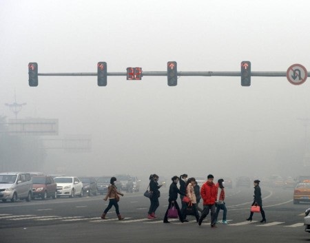 Trung Quốc: thành phố 11 triệu dân rối loạn vì khói bụi ô nhiễm - 1 Ảnh chụp đường phố Cáp Nhĩ Tân sáng 21/10