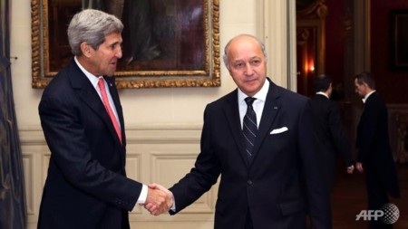 Mỹ bác bỏ cáo buộc do thám của Pháp - 2 Ngoại trưởng Pháp Laurent Fabius (phải) bắt tay ngoại trưởng Mỹ Kerry