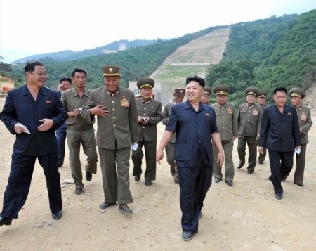 Đại học Malaysia trao bằng tiến sỹ danh dự lãnh đạo Triều Tiên - 1 Ông Kim Jong Un (giữa) thị sát công trình khu trượt tuyết đèo Masik