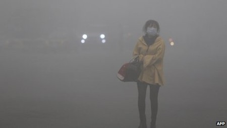 Trung Quốc: thành phố 11 triệu dân rối loạn vì khói bụi ô nhiễm - 2 Tầm nhìn tại nhiều khu vực xuống dưới 50m vì khói bụi ô nhiễm