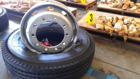 Cảnh sát Úc bắt gần 190 triệu USD ma túy đá giấu trong lốp xe - 1 Số tang vật bị thu giữ được giấu trong lốp xe tải