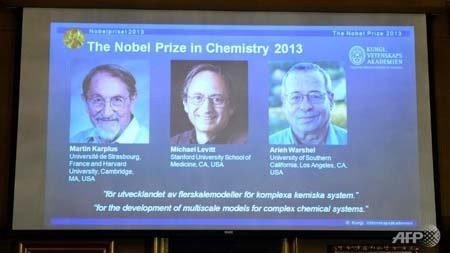 Giải Nobel Hóa học thuộc về 3 nhà hóa học máy tính - 1 3 nhà khoa học giành giải Nobel hóa học 2013