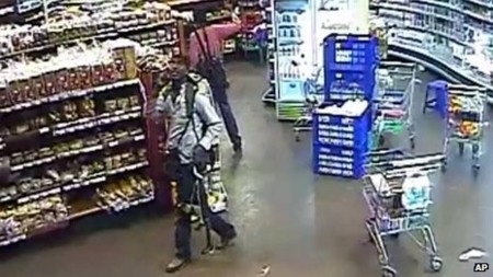 Lộ danh tính nghi phạm Na Uy tấn công khủng bố tại Kenya - 2 Hai trong số những kẻ tấn công bị camera an ninh ghi lại