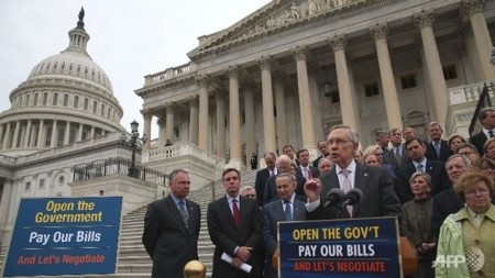 Thượng nghị sỹ Harry Reid phát biểu bên ngoài trụ sở quốc hội kêu gọi chấm dứt bế tắc
