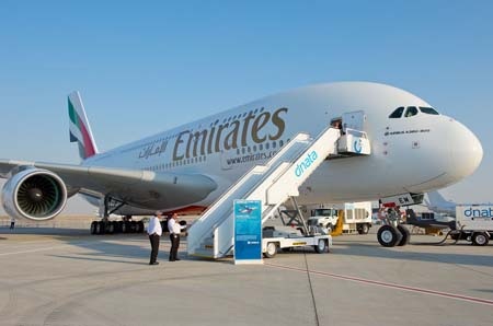 Ngắm dàn máy bay khủng tại triển lãm hàng không Dubai - 23 Một chiếc máy bay huấn luyện quá nhỏ bé trước gã khổng lồ A380 phía sau