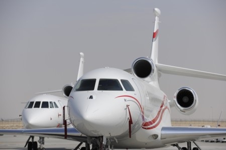 Một chiếc Falcon 7X đậu cạnh chiếc Falcon