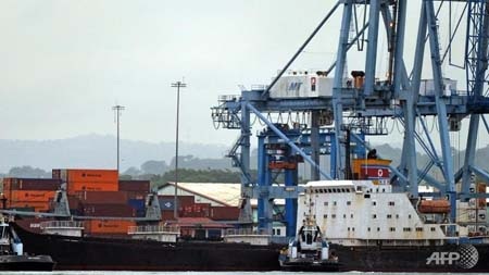 Triều Tiên chấp nhận nộp phạt vụ tàu chở vũ khí qua Panama - 1 Tàu hàng của Triều Tiên bị bắt giữ tại Panama