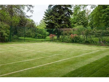 Choáng với siêu biệt thự kiểu Pháp hướng biển giá gần 3.000 tỷ đồng - 19 Sân tennis bằng cỏ dành cho những ai đam mê thể thao