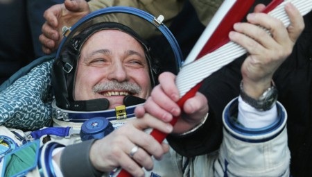 Đuốc Olympic đã rời trạm ISS về Trái đất an toàn - 1 Nhà du hành Fyodor Yurchikhin cầm ngọn đuốc sau khi phi thuyền hạ cánh