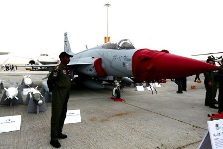Ngắm dàn máy bay khủng tại triển lãm hàng không Dubai - 13 Quân đội Pakistan đem tới triển lãm mẫu FC-1/JF-17 - một sản phẩm hợp tác phát triển với Trung Quốc
