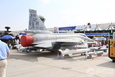 Ngắm dàn máy bay khủng tại triển lãm hàng không Dubai - 14 FC-1/JF-17 được cho là mang tên lửa có thể diệt tàu sân bay