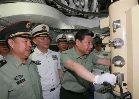 Chủ tịch Trung Quốc Tập Cận Bình trong lần thị sát một tàu ngầm hồi tháng 4/2013
