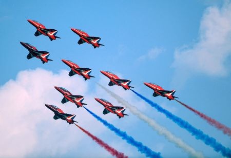 Ngắm dàn máy bay khủng tại triển lãm hàng không Dubai - 29 Phi đội máy bay biểu diễn Red Arrows của không quân hoàng gia Anh