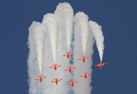 Ngắm dàn máy bay khủng tại triển lãm hàng không Dubai - 28 Phi đội máy bay biểu diễn Red Arrows của không quân hoàng gia Anh