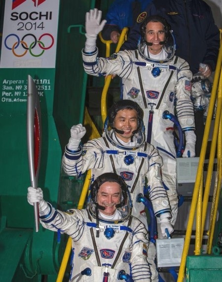 Nga phóng tàu Soyuz đem đuốc Olympic vào vũ trụ - 2 Ngọn đuốc Olympic được các phi hành gia mang lên tàu