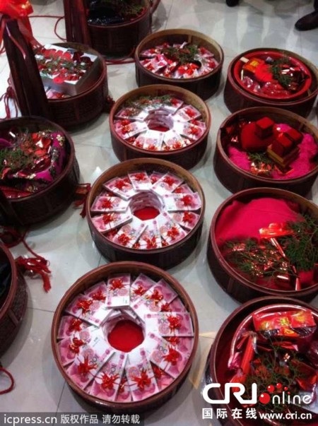 Đại gia Trung Quốc gánh hơn 1,4 triệu USD tiền mặt đi hỏi vợ - 1 Tiền được xếp vào nhiều tráp