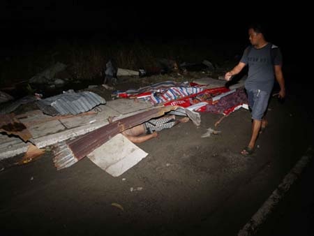 Philippines: 10.000 người ở một tỉnh có thể đã thiệt mạng vì bão Haiyan - 1 Xác người chết nằm trên đường bị mảnh vỡ che lấp