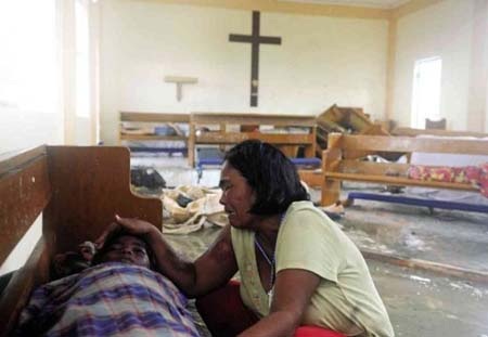 Philippines: 10.000 người ở một tỉnh có thể đã thiệt mạng vì bão Haiyan - 3 Một bà mẹ khóc thương đứa con trai nhỏ thiệt mạng trong bão